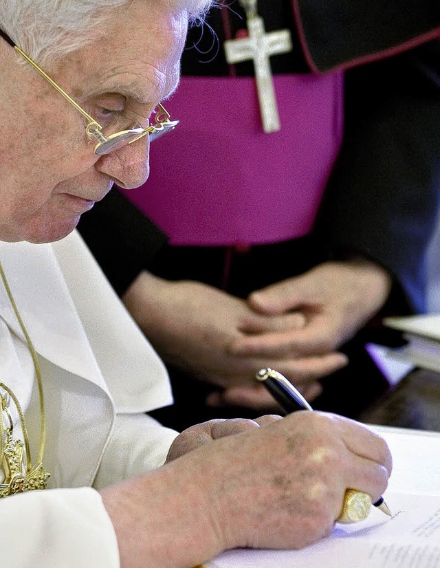 Papst Benedikt XVI. bei der Unterzeichnung der Sozialenzyklika  | Foto: dpa