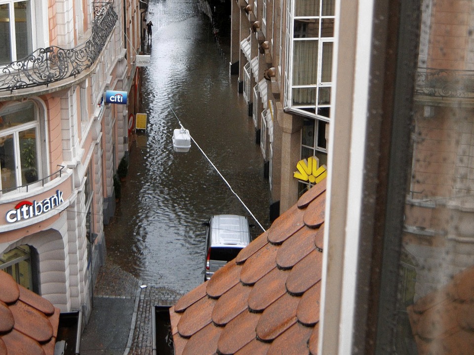 Die Adelhauserstraße in Freiburg steht unter Wasser  | Foto: J. Stacha