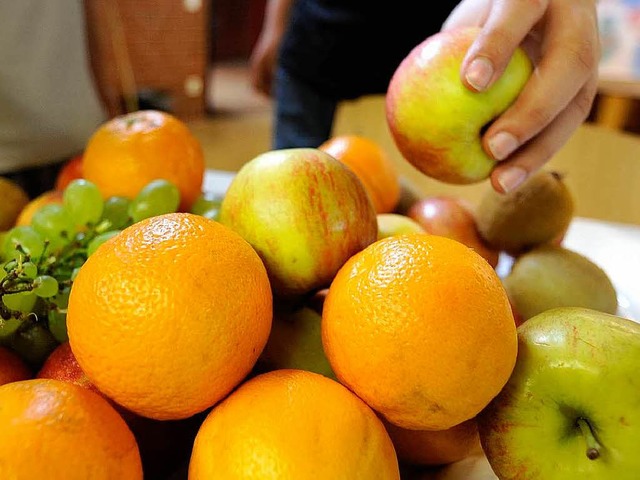 Obst ist gesund. Deshalb will die EU es Schulkindern spendieren.  | Foto: ddp