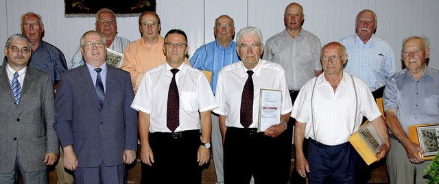 Langjhrige Mitglieder wurden beim Jub...ang- und Musikvereins Sasbach geehrt.   | Foto: Roland Vitt