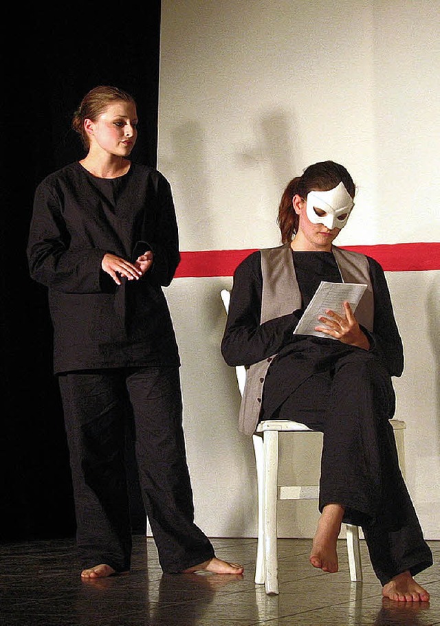 Frau Shin (Anetta Kindsvater)  und Shui Ta (Verena Kern)  | Foto: neumann