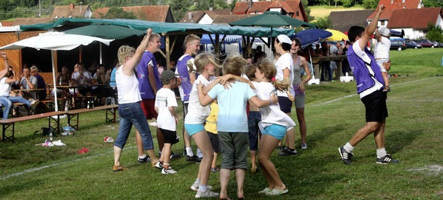 Jubelstimmung in Enkenstein: Das Gaudi-Grmpelturnier hatte Volksfestcharakter.   | Foto: Heiner fabry