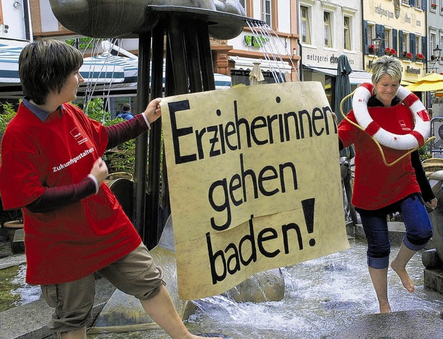 Yvonne Frickert (links) und Andrea Arz...aldshuter Rathaus  symbolisch baden.    | Foto: Edinger