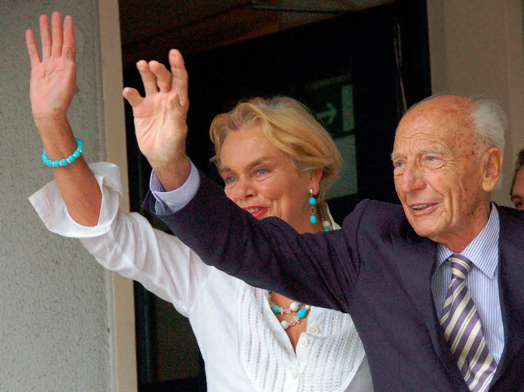 Walter Scheel mit Ehefrau Barbara bei der Ankunft am Bad Krozinger Rathaus Walter Scheel mit Ehefrau Barbara bei der Ankunft am Bad Krozinger Rathaus