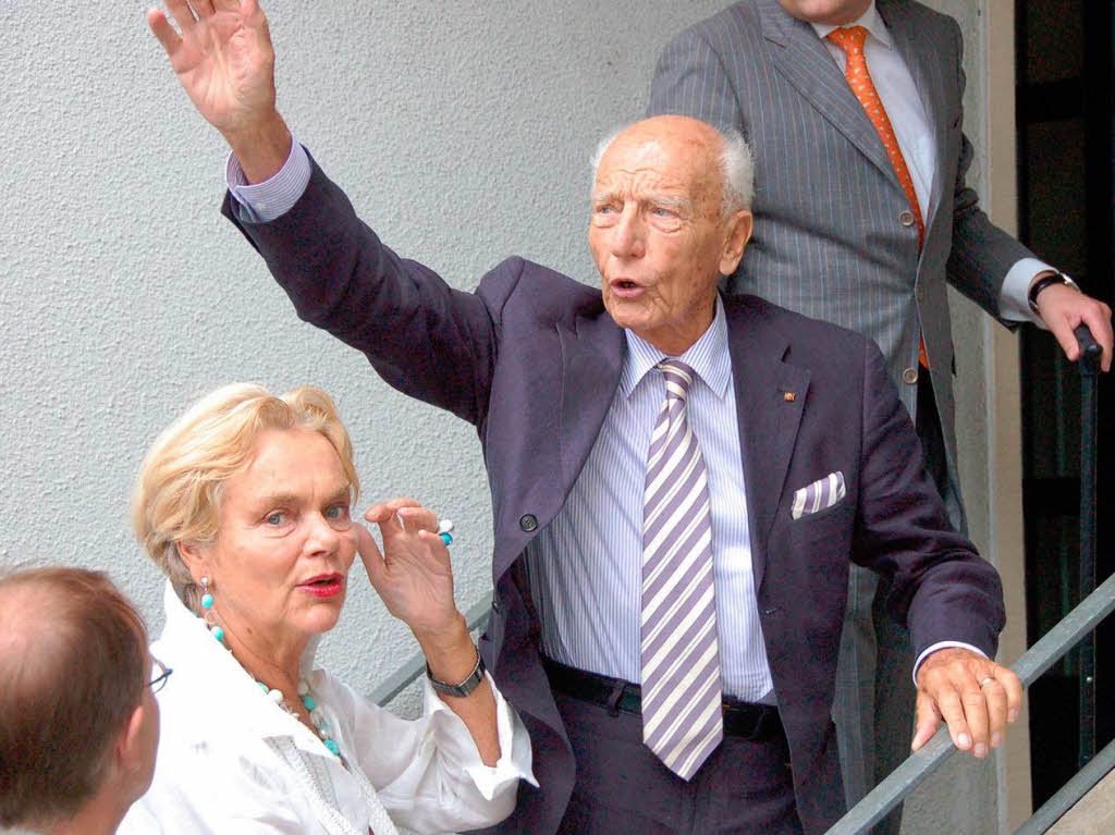 Viele Bad Krozinger feierten bei einem Bürgerempfang vor dem Rathaus mit Altbundespräsident Walter Scheel dessen 90. Geburtstag. Viele Bad Krozinger feierten bei einem Bürgerempfang vor dem Rathaus mit Altbundespräsident Walter Scheel dessen 90. Geburtstag.