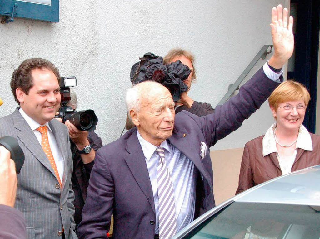 Viele Bad Krozinger feierten bei einem Bürgerempfang vor dem Rathaus mit Altbundespräsident Walter Scheel dessen 90. Geburtstag. Viele Bad Krozinger feierten bei einem Bürgerempfang vor dem Rathaus mit Altbundespräsident Walter Scheel dessen 90. Geburtstag.