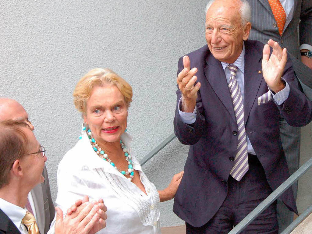 Viele Bad Krozinger feierten bei einem Bürgerempfang vor dem Rathaus mit Altbundespräsident Walter Scheel dessen 90. Geburtstag. Viele Bad Krozinger feierten bei einem Bürgerempfang vor dem Rathaus mit Altbundespräsident Walter Scheel dessen 90. Geburtstag.