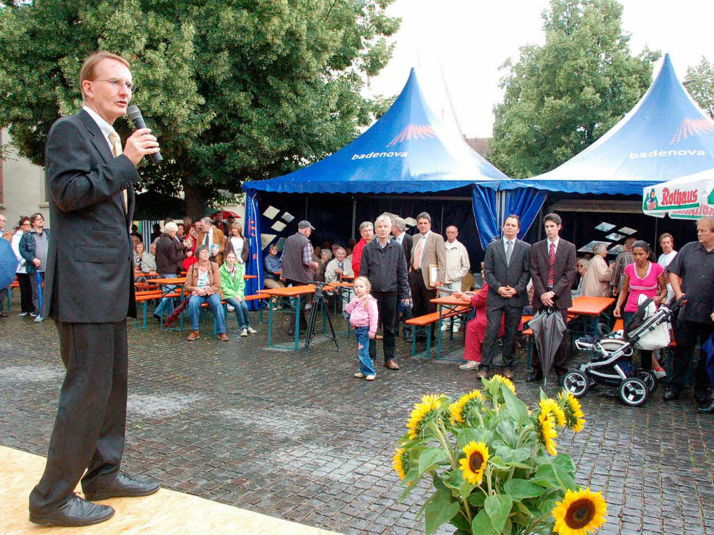 Viele Bad Krozinger feierten bei einem Bürgerempfang vor dem Rathaus mit Altbundespräsident Walter Scheel dessen 90. Geburtstag. Viele Bad Krozinger feierten bei einem Bürgerempfang vor dem Rathaus mit Altbundespräsident Walter Scheel dessen 90. Geburtstag.