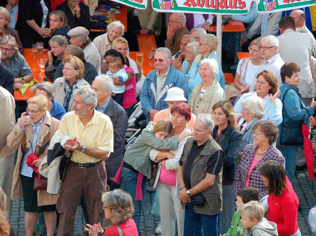 Viele Bad Krozinger feierten bei einem Bürgerempfang vor dem Rathaus mit Altbundespräsident Walter Scheel dessen 90. Geburtstag. Viele Bad Krozinger feierten bei einem Bürgerempfang vor dem Rathaus mit Altbundespräsident Walter Scheel dessen 90. Geburtstag.