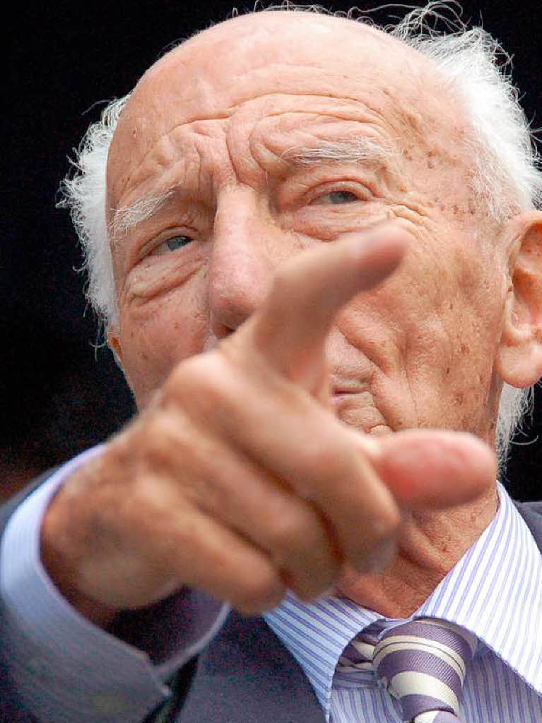 Viele Bad Krozinger feierten bei einem Bürgerempfang vor dem Rathaus mit Altbundespräsident Walter Scheel dessen 90. Geburtstag. Viele Bad Krozinger feierten bei einem Bürgerempfang vor dem Rathaus mit Altbundespräsident Walter Scheel dessen 90. Geburtstag.