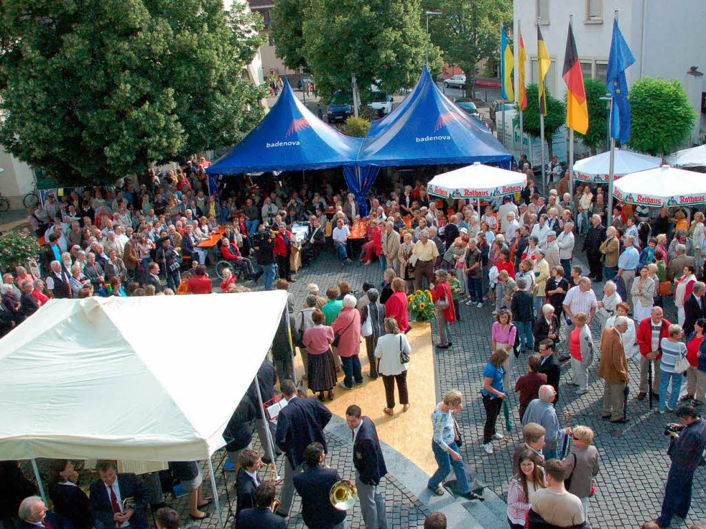 Viele Bad Krozinger feierten bei einem Bürgerempfang vor dem Rathaus mit Altbundespräsident Walter Scheel dessen 90. Geburtstag. Viele Bad Krozinger feierten bei einem Bürgerempfang vor dem Rathaus mit Altbundespräsident Walter Scheel dessen 90. Geburtstag.