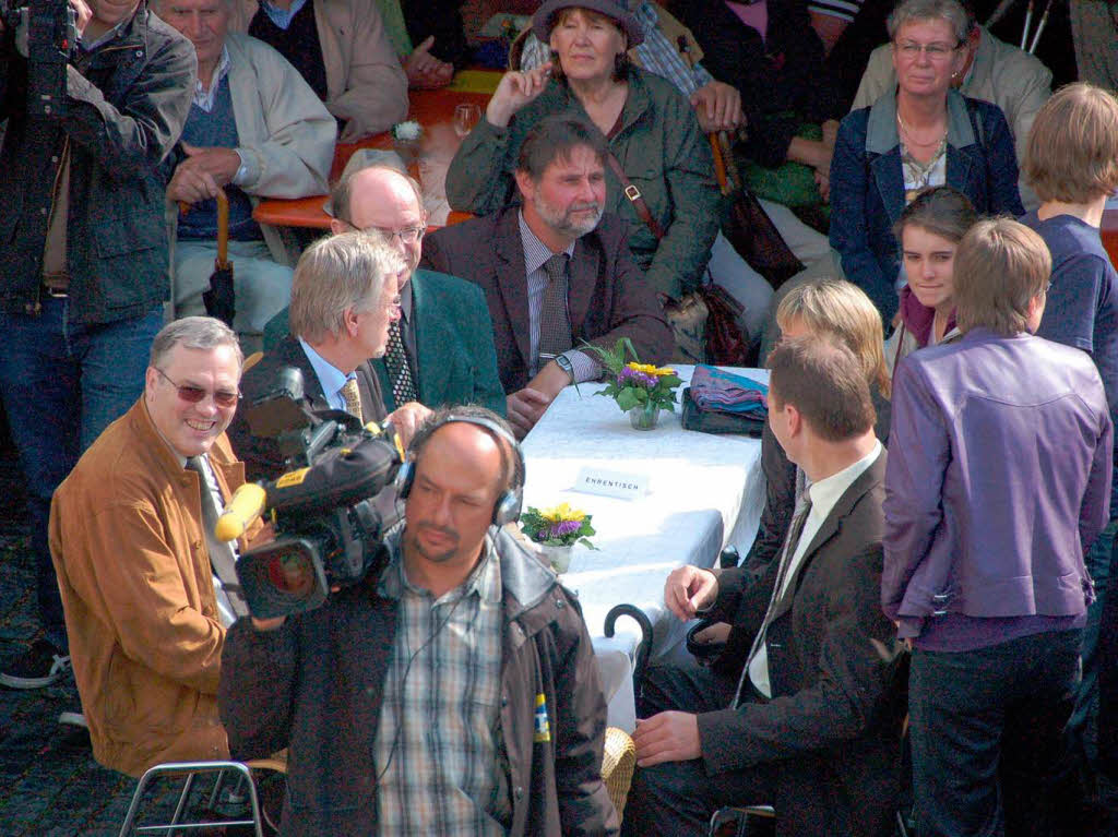Viele Bad Krozinger feierten bei einem Bürgerempfang vor dem Rathaus mit Altbundespräsident Walter Scheel dessen 90. Geburtstag. Viele Bad Krozinger feierten bei einem Bürgerempfang vor dem Rathaus mit Altbundespräsident Walter Scheel dessen 90. Geburtstag.