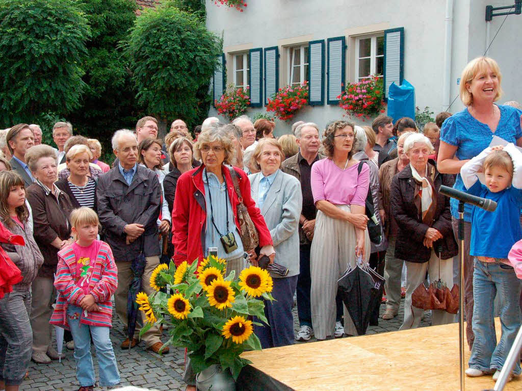 Viele Bad Krozinger feierten bei einem Bürgerempfang vor dem Rathaus mit Altbundespräsident Walter Scheel dessen 90. Geburtstag. Viele Bad Krozinger feierten bei einem Bürgerempfang vor dem Rathaus mit Altbundespräsident Walter Scheel dessen 90. Geburtstag.