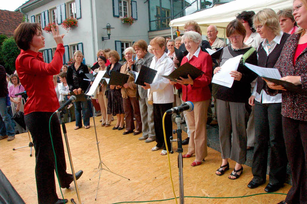 Viele Bad Krozinger feierten bei einem Bürgerempfang vor dem Rathaus mit Altbundespräsident Walter Scheel dessen 90. Geburtstag. Viele Bad Krozinger feierten bei einem Bürgerempfang vor dem Rathaus mit Altbundespräsident Walter Scheel dessen 90. Geburtstag.