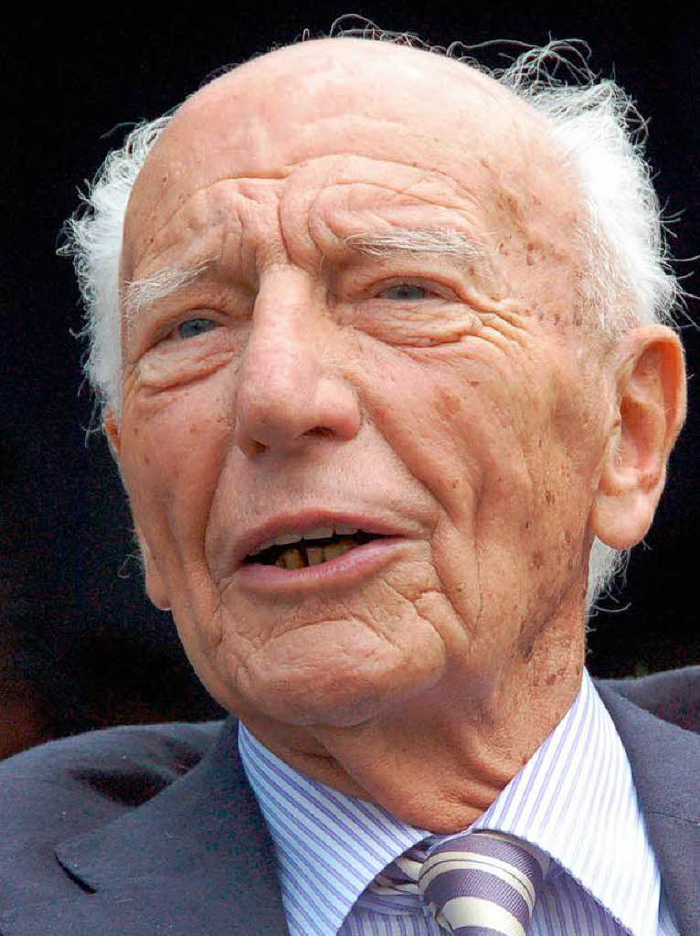 Viele Bad Krozinger feierten bei einem Bürgerempfang vor dem Rathaus mit Altbundespräsident Walter Scheel dessen 90. Geburtstag. Viele Bad Krozinger feierten bei einem Bürgerempfang vor dem Rathaus mit Altbundespräsident Walter Scheel dessen 90. Geburtstag.