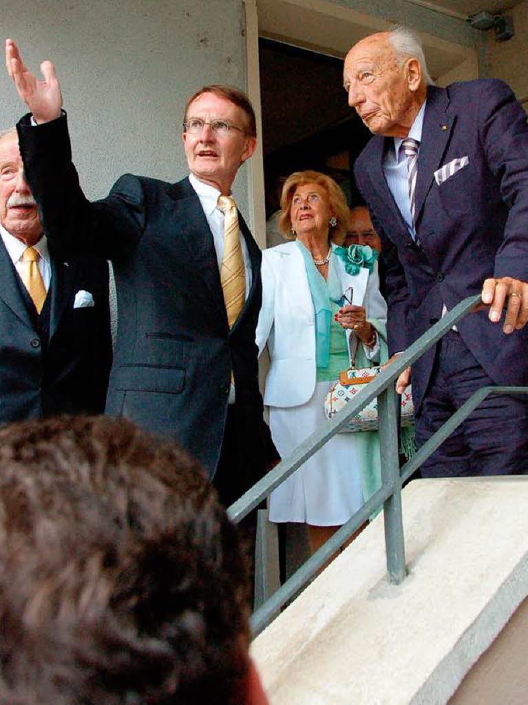 Viele Bad Krozinger feierten bei einem Bürgerempfang vor dem Rathaus mit Altbundespräsident Walter Scheel dessen 90. Geburtstag. Viele Bad Krozinger feierten bei einem Bürgerempfang vor dem Rathaus mit Altbundespräsident Walter Scheel dessen 90. Geburtstag.