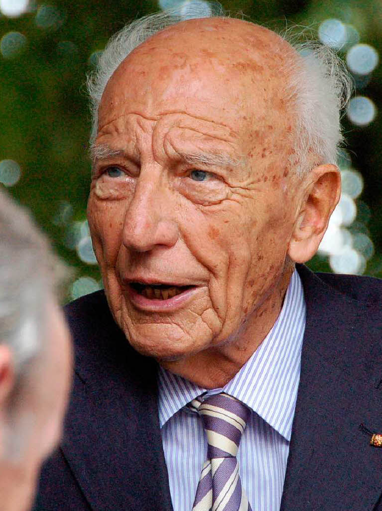 Viele Bad Krozinger feierten bei einem Bürgerempfang vor dem Rathaus mit Altbundespräsident Walter Scheel dessen 90. Geburtstag. Viele Bad Krozinger feierten bei einem Bürgerempfang vor dem Rathaus mit Altbundespräsident Walter Scheel dessen 90. Geburtstag.