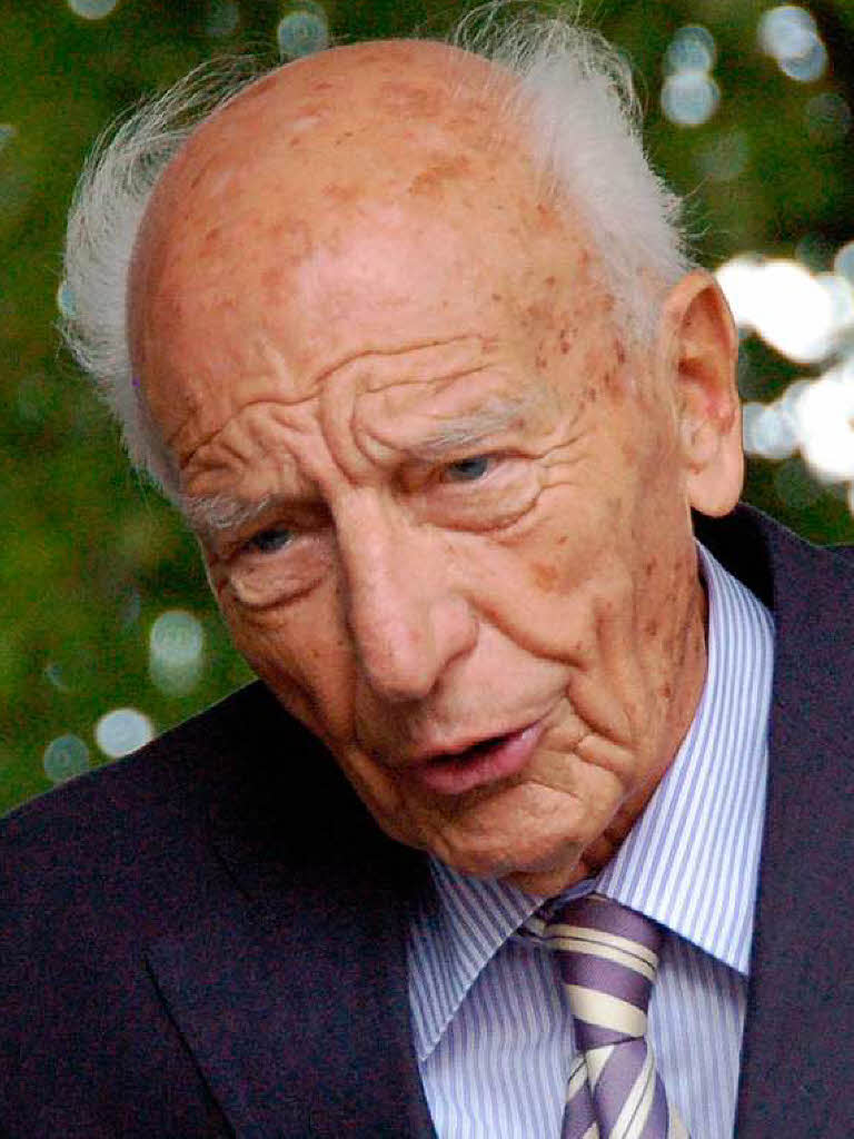 Viele Bad Krozinger feierten bei einem Bürgerempfang vor dem Rathaus mit Altbundespräsident Walter Scheel dessen 90. Geburtstag. Viele Bad Krozinger feierten bei einem Bürgerempfang vor dem Rathaus mit Altbundespräsident Walter Scheel dessen 90. Geburtstag.