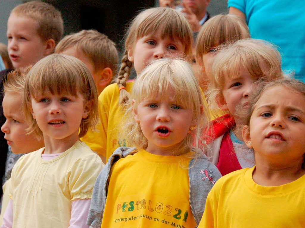 „Happy Birthday“ vom Pestalozzi-Kindergarten Hausen an der Möhlin „Happy Birthday“ vom Pestalozzi-Kindergarten Hausen an der Möhlin