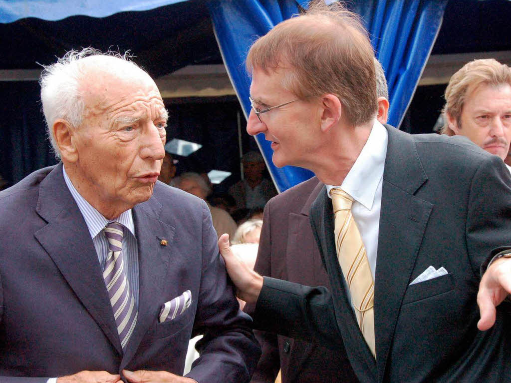 Viele Bad Krozinger feierten bei einem Bürgerempfang vor dem Rathaus mit Altbundespräsident Walter Scheel dessen 90. Geburtstag. Viele Bad Krozinger feierten bei einem Bürgerempfang vor dem Rathaus mit Altbundespräsident Walter Scheel dessen 90. Geburtstag.