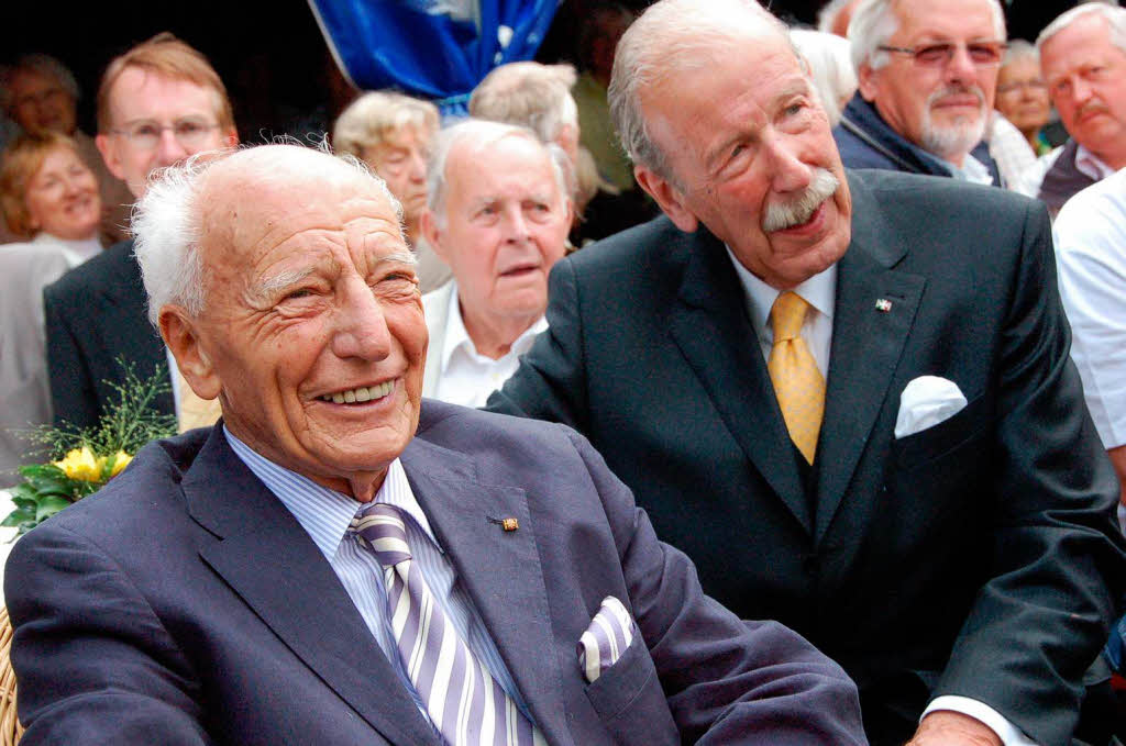 Viele Bad Krozinger feierten bei einem Bürgerempfang vor dem Rathaus mit Altbundespräsident Walter Scheel dessen 90. Geburtstag. Viele Bad Krozinger feierten bei einem Bürgerempfang vor dem Rathaus mit Altbundespräsident Walter Scheel dessen 90. Geburtstag.