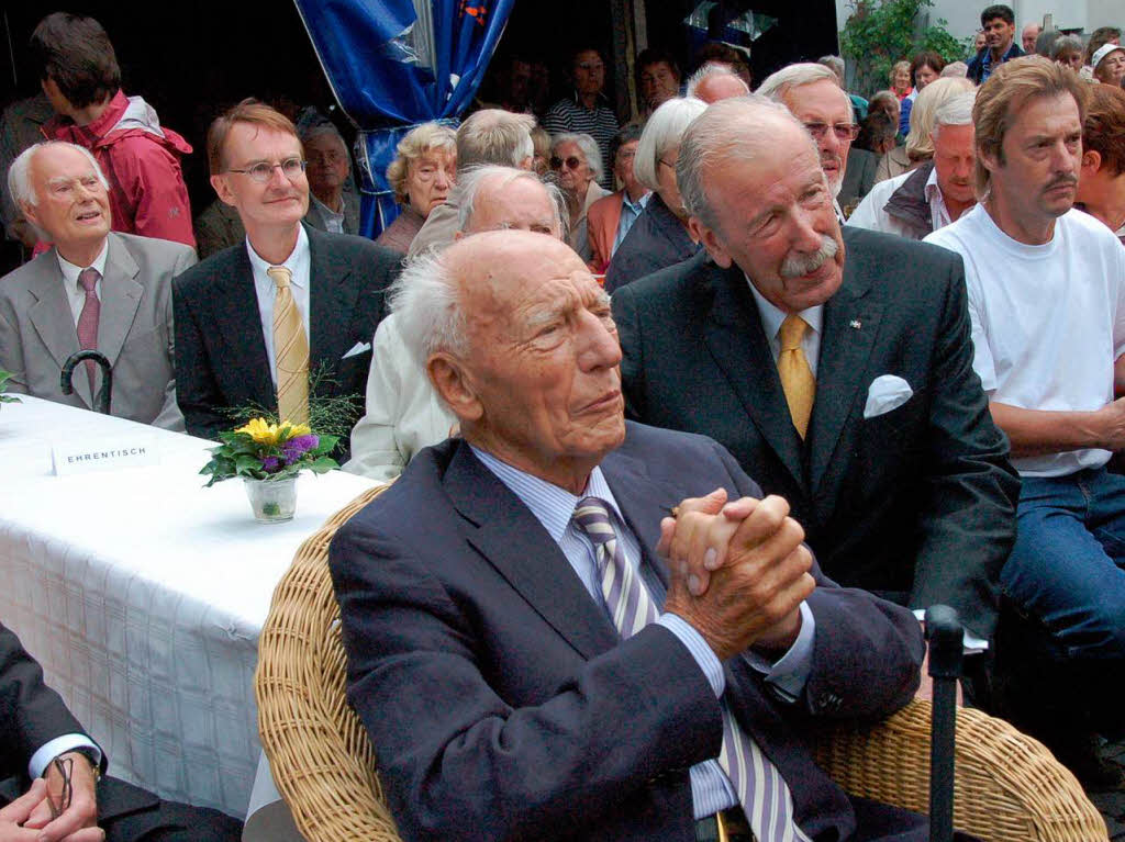 Viele Bad Krozinger feierten bei einem Bürgerempfang vor dem Rathaus mit Altbundespräsident Walter Scheel dessen 90. Geburtstag. Viele Bad Krozinger feierten bei einem Bürgerempfang vor dem Rathaus mit Altbundespräsident Walter Scheel dessen 90. Geburtstag.