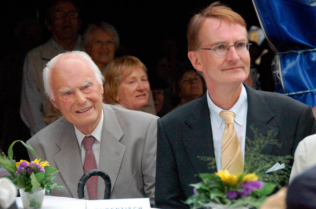 Viele Bad Krozinger feierten bei einem Bürgerempfang vor dem Rathaus mit Altbundespräsident Walter Scheel dessen 90. Geburtstag. Viele Bad Krozinger feierten bei einem Bürgerempfang vor dem Rathaus mit Altbundespräsident Walter Scheel dessen 90. Geburtstag.