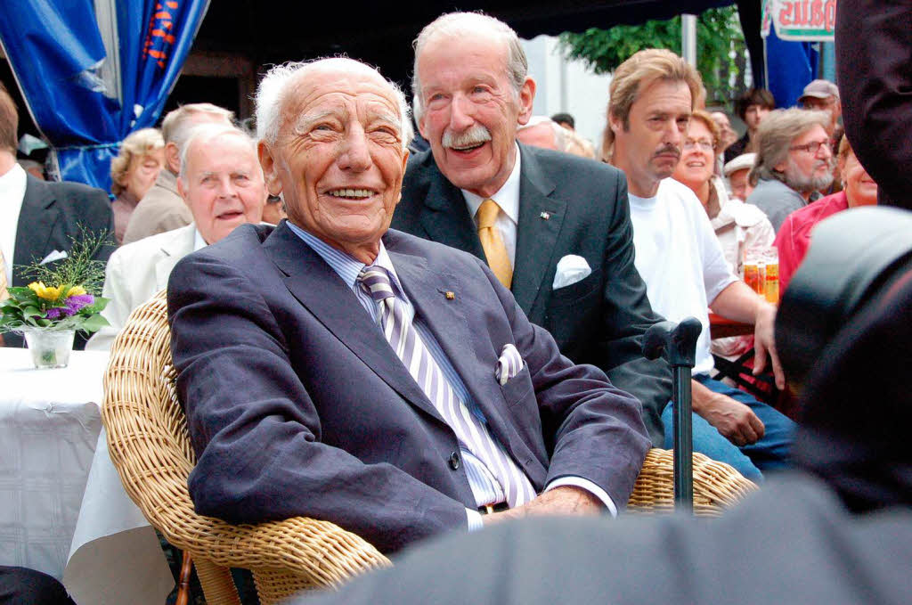 Viele Bad Krozinger feierten bei einem Bürgerempfang vor dem Rathaus mit Altbundespräsident Walter Scheel dessen 90. Geburtstag. Viele Bad Krozinger feierten bei einem Bürgerempfang vor dem Rathaus mit Altbundespräsident Walter Scheel dessen 90. Geburtstag.