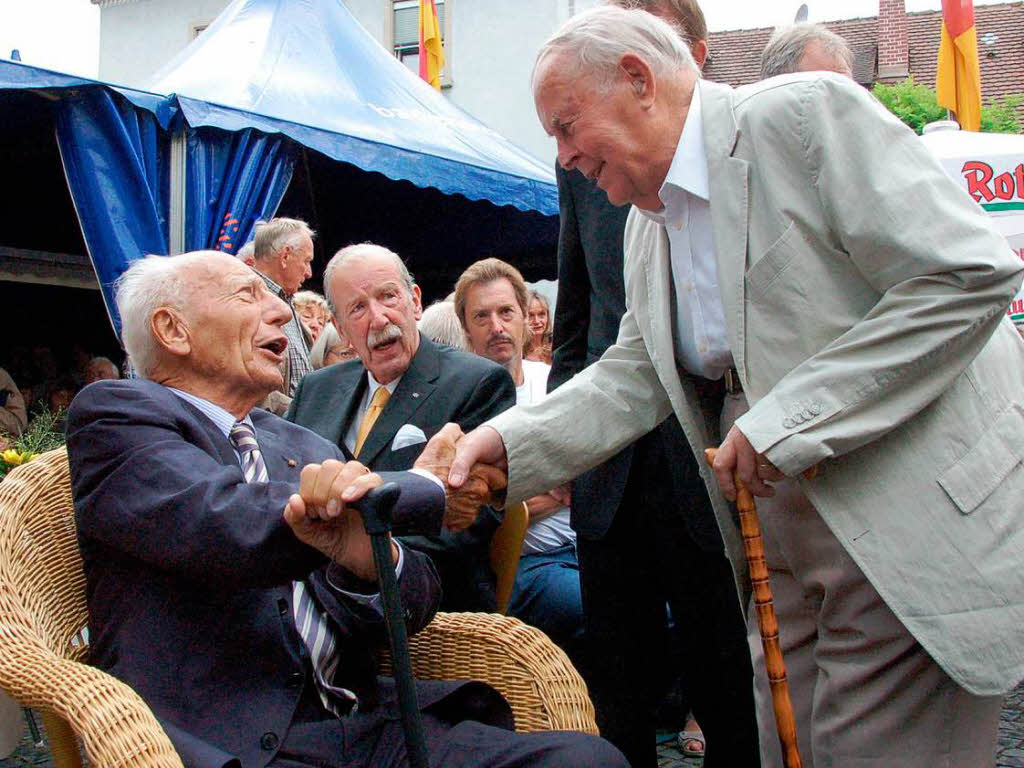 Viele Bad Krozinger feierten bei einem Bürgerempfang vor dem Rathaus mit Altbundespräsident Walter Scheel dessen 90. Geburtstag. Viele Bad Krozinger feierten bei einem Bürgerempfang vor dem Rathaus mit Altbundespräsident Walter Scheel dessen 90. Geburtstag.