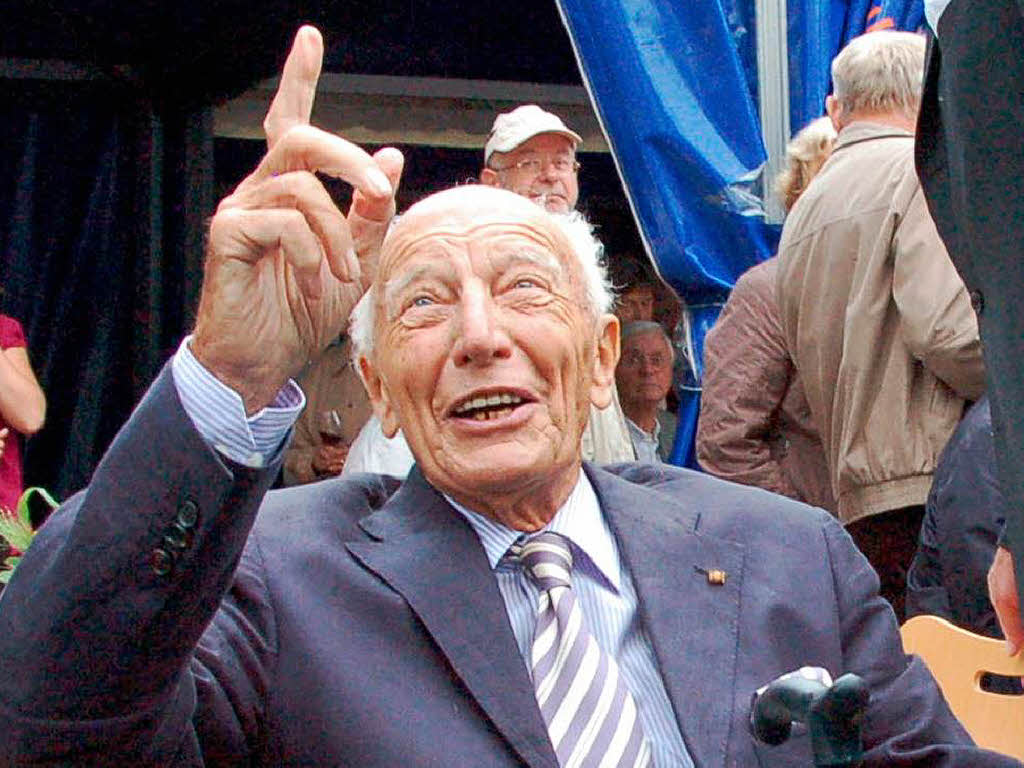 Viele Bad Krozinger feierten bei einem Bürgerempfang vor dem Rathaus mit Altbundespräsident Walter Scheel dessen 90. Geburtstag. Viele Bad Krozinger feierten bei einem Bürgerempfang vor dem Rathaus mit Altbundespräsident Walter Scheel dessen 90. Geburtstag.