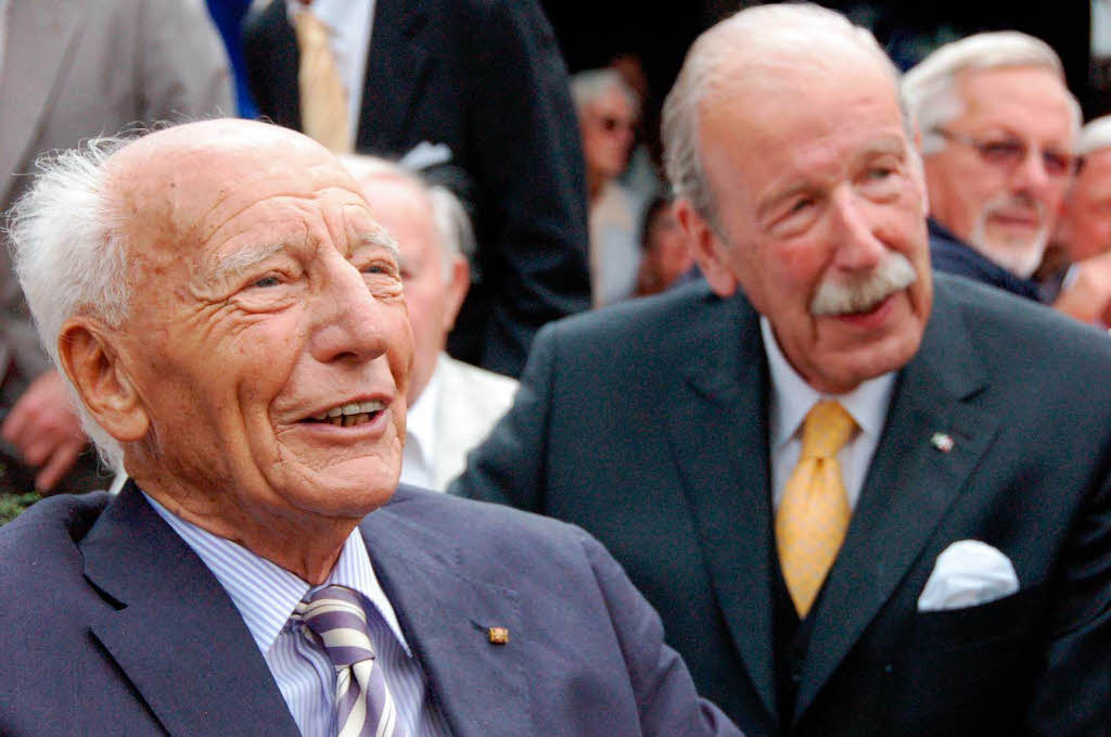 Viele Bad Krozinger feierten bei einem Bürgerempfang vor dem Rathaus mit Altbundespräsident Walter Scheel dessen 90. Geburtstag. Viele Bad Krozinger feierten bei einem Bürgerempfang vor dem Rathaus mit Altbundespräsident Walter Scheel dessen 90. Geburtstag.
