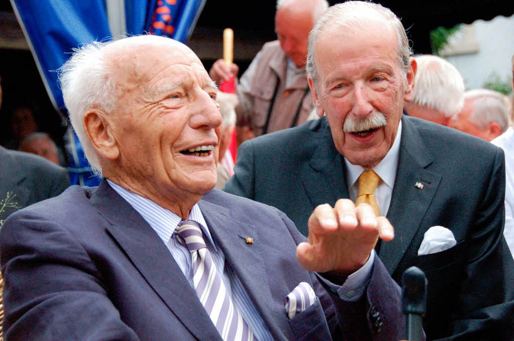 Viele Bad Krozinger feierten bei einem Bürgerempfang vor dem Rathaus mit Altbundespräsident Walter Scheel dessen 90. Geburtstag. Viele Bad Krozinger feierten bei einem Bürgerempfang vor dem Rathaus mit Altbundespräsident Walter Scheel dessen 90. Geburtstag.