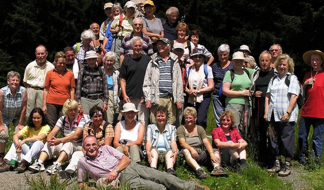 Mitglieder von Schwarzwaldverein und N...eunden bei der gemeinsamen Wanderung.   | Foto: Paul Schleer