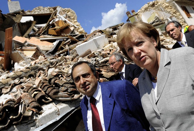 Kanzlerin Angela Merkel besichtigt in ...rgermeister des Ortes, Franco Papola.   | Foto: DPA