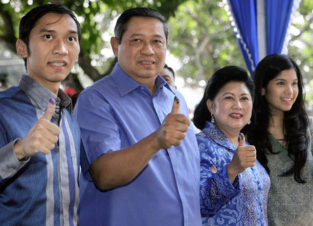 Prsident Yodhoyono (Zweiter von links...ertochter bei der Abgabe der Stimmen.   | Foto: DPA