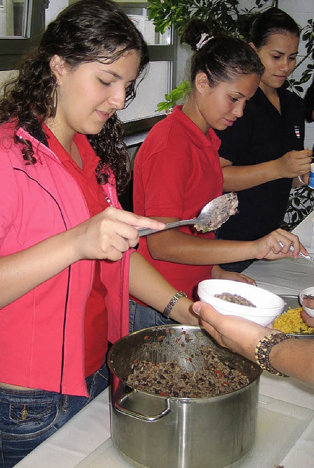 Reis mit Bohnen: Schlerinnen aus Alaj...en  das Nationalgericht Costa Ricas.    | Foto: BZ