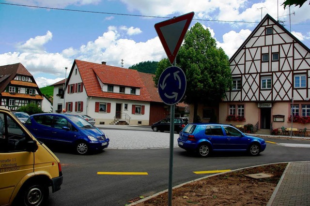 Der Kreisel im Ortsinneren von Ortenberg wurde eingewieht.  | Foto: hr