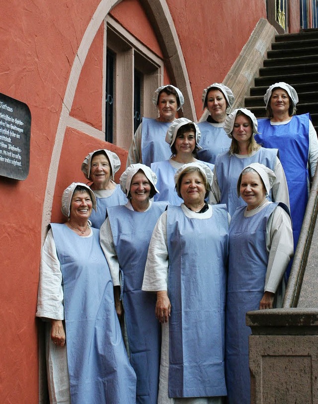 Die Werbegemeinschaftsfrauen lassen si...chen Stadtfest als Marktweiber daher.   | Foto: Karin Kaiser