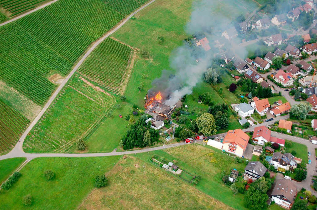 Katastrophe aus der Vogelperspektive: Aus einem Hubschrauber heraus hat die Polizei den Grobrand in Berghaupten fotografiert.