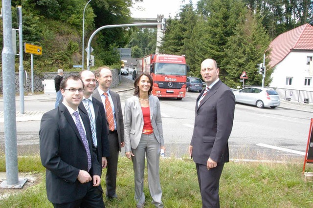 Verkehrsminister Tiefensee am Gefahrenpunkt bei Hauenstein  | Foto: Elisabeth Frieling