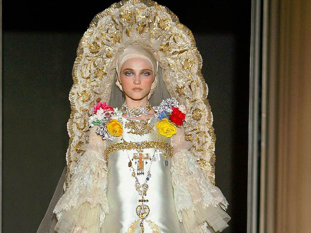 An eine Heiligenfigur erinnert die Braut bei Lacroix An eine Heiligenfigur erinnert die Braut bei Lacroix