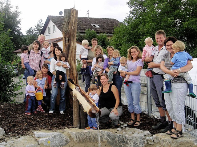 Kinder und Eltern des Miniclubs Schlie...a bei der Einweihung der Wasserstelle   | Foto: privat