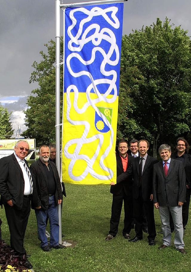 Jetzt hngt  am Zoll in Waldshut eine ...rojektes &#8222;Flagge zeigen&#8220;.   | Foto: Edinger