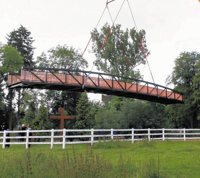 28 Meter lang, zehn Tonnen schwer, so ...egattern entlang der Stadionstrae.     | Foto: Beathalter