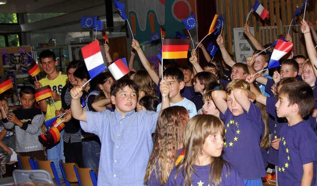 Europische Zusammenarbeit auf Schuleb...chluss jetzt gefeiert werden konnte.    | Foto: Karin Maier