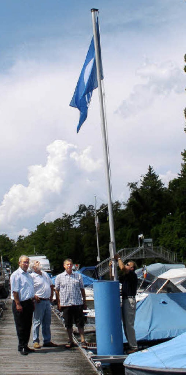 Die Umweltfahne  &#8222;Blaue Flagge&#...s Yachtclubs Hrnle  gehisst worden.    | Foto: Greiner