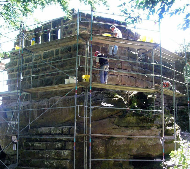 Das Mauerwerk der Ruine Ltzelhard sic...ie Mitglieder des Schwarzwaldvereins.   | Foto: monika korak