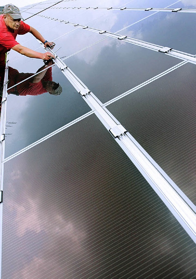 In Neuried werden bald  weitere Solarmodule verlegt.   | Foto: dpa