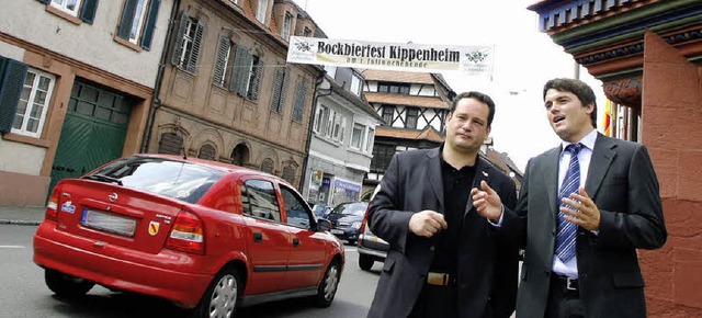 Die Belastung durch die B3 verdeutlich...utbrod (rechts) MdB  Alexander Bonde.   | Foto: heidi fssel