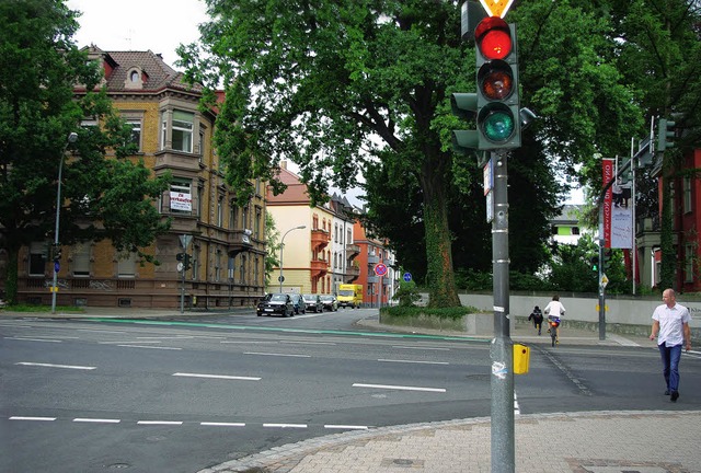 Rot fr die Autofahrer an der Lange St...iche vorbei auf die Zhringer Strae.   | Foto: britta kuck